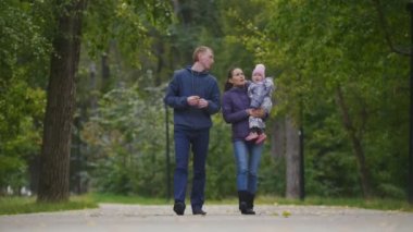 Mutlu bir aile: Baba, anne ve çocuk - sonbahar Park küçük kız: ağaçlar yürüyüş