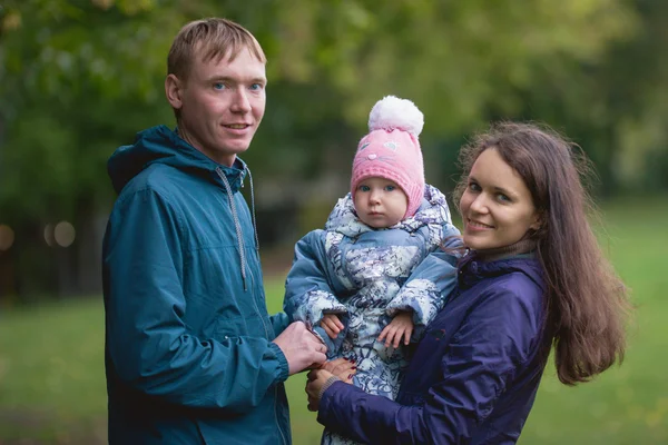 Gelukkige familie: vader, moeder en kind-meisje in de herfst Park: Papa, Mammy baby poseren outdoor, close-up — Stockfoto