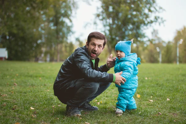 Happy Family Walking in herfst Park: schattige vader en zon met plezier samen — Stockfoto