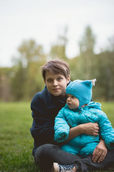 Осенний портрет матери и сына - счастливая семейная прогулка по парку — стоковое фото