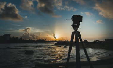Sunrise, Karayip Denizi, peyzaj tripod üzerinde kamera duran