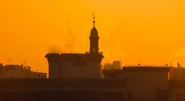 Muslimská mešita v mlhavé odpařování při západu slunce, pozadí — Stock fotografie