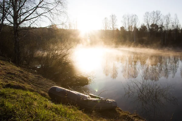 Brume sur la rivière de la forêt au lever du soleil, printemps, Oural, Chusovaya — Photo