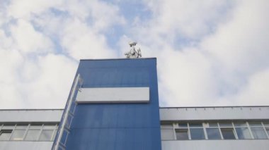 Boş bina gökyüzü ve bulutlar, zaman atlamalı telekomünikasyon duvarına billboard