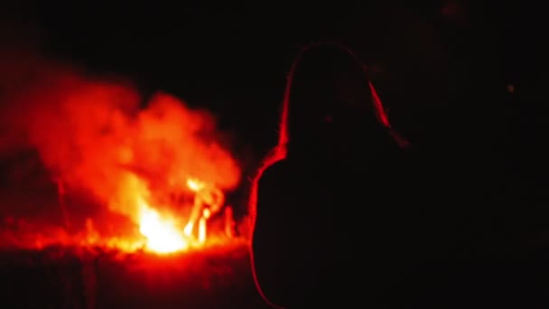 Um homem usa tocha de fogo na frente da multidão jovens — Vídeo de Stock