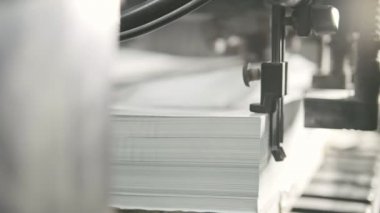 Yazdırılan sayfa kağıt Matbaa içinde servis edilir. Ofset baskı, Cmyk