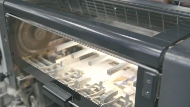 Máquina trabajando en imprenta, industria poligráfica - equipos de limpieza — Vídeo de stock