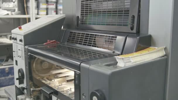 Máquina trabajando en imprenta, industria poligráfica - equipos de limpieza, vista frontal — Vídeo de stock