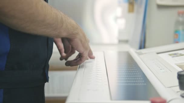 Industriële werknemer. Man met industriële control panel van de machine afdrukken. — Stockvideo