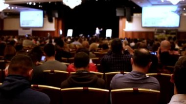 öğretim görevlisi dinleyicilerin dolu ev için sahnede sunu söyler