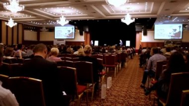 öğretim üyesi söyler ve dinleyici dolu evine sahnede sunum veya ders gösterir