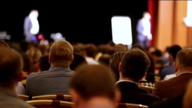 İki öğretim görevlisi söyler ve dinleyici dolu evine sahnede sunum gösterir - son derece yakın