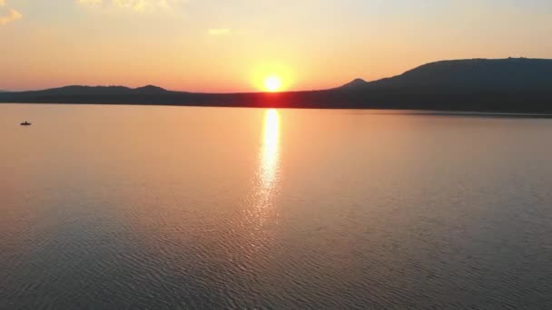 Paysage de la rivière tandis que le coucher du soleil tardif - les gens naviguant sur un bateau — Video