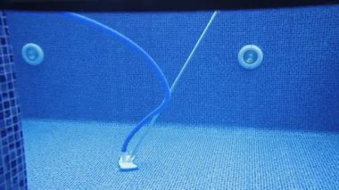 Yüzme havuzunu paspasla temizlemek, su altında ateş etmek.