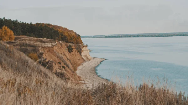 Falaise de montagne et rivière par temps nuageux — Photo