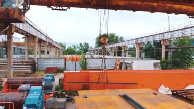 Caddede parça parça vinç toplamak
