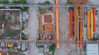 Turuncu parçaları kamyonla dışarı taşıyoruz.