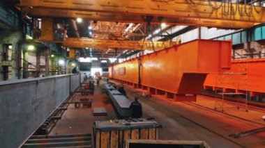 Daha fazla nakil için vincin bir parçasını kamyona taşıyorum.