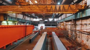 Bir turuncu vinç parçası daha fazla nakil için kamyona taşınıyor.