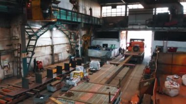 13-08-2020 Rusya, Naberezhnye Chelny: vinç üretimi için bitki - vinç kısmına kanca takan bir adam