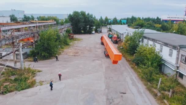 13-08-2020 Oroszország, Naberezhnye Chelny: Emelődaruk alkatrészeinek kültéri szállítása a gyárból — Stock videók