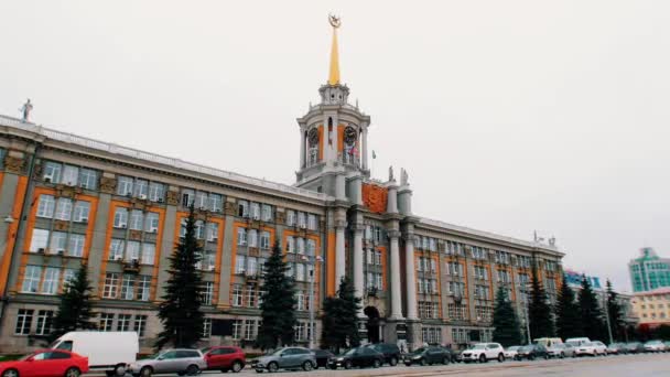 RÚSSIA, EKATERINBURG 25-10-2020: Edifício administrativo de Ecaterimburgo — Vídeo de Stock