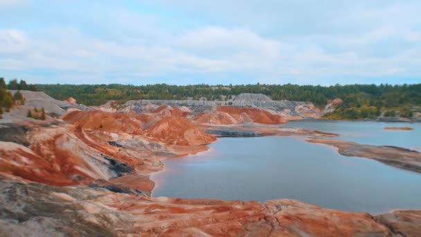 Lerklippor och sjö - skog i fjärran — Stockvideo