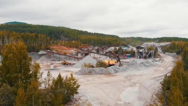 Добыча полезных ископаемых посреди леса — стоковое видео