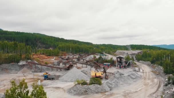 Mijnbouw grijze rotsen in het midden van het bos op humeurige dag — Stockvideo