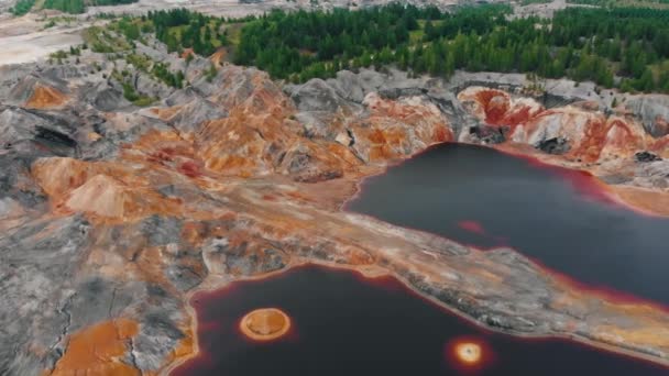 Blodiga röda dammar och lera berg - ovanligt landskap — Stockvideo