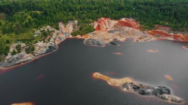 Кровавая красная вода в реке и глиняные горы — стоковое видео