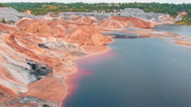 Krvavá červená voda a oranžové hliněné hory a údolí — Stock video