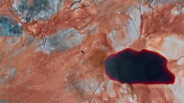 Un uomo striscia via dal maledetto lago rosso — Video Stock