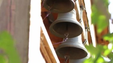 Bir insan halatlarla çekilen bir kaç çanı çalar - Hıristiyan