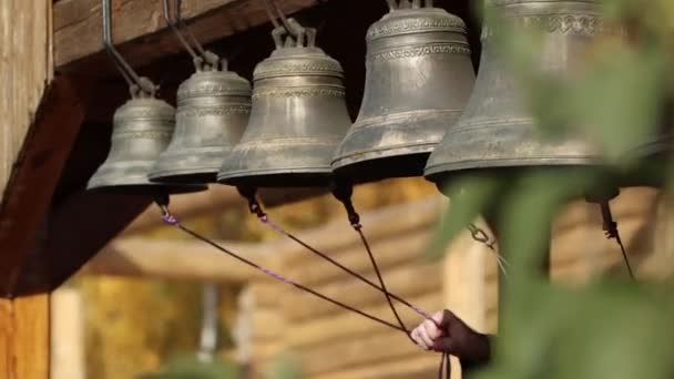 Une maison chrétienne en bois - une personne sonne les cloches — Video