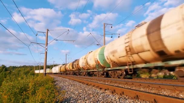 Zardzewiały pociąg towarowy z okrągłymi cysternami dostarcza ładunek — Wideo stockowe