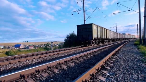 Un ferrocarril y trenes a larga distancia — Vídeo de stock