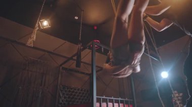 Shibari c BDSM kavramı - bir adam aniden kadını iplere asar