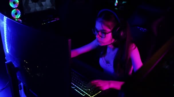 Jovem mulher sexy jogando um jogo no clube de jogos — Vídeo de Stock