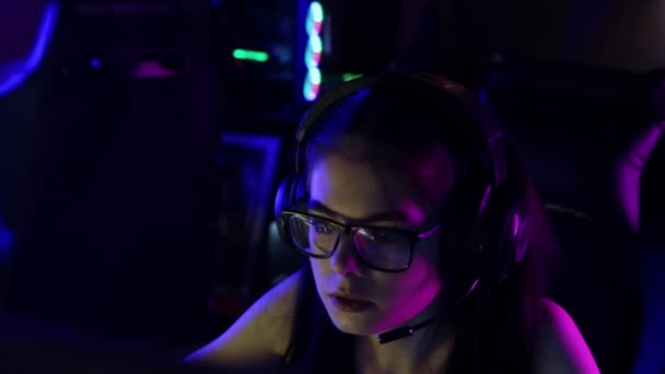 Jovem mulher jogando um jogo online no clube de jogos — Vídeo de Stock