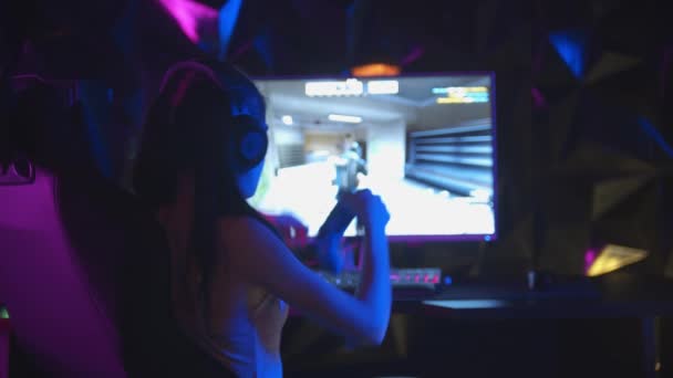 Bilgisayar oyunu oynayan genç ve tatlı bir kadın - kazanır ve mutlu olur - ellerini kaldırır — Stok video