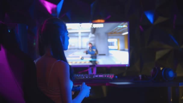 Joven mujer sexy jugando un juego en el club de juego - se da la vuelta y jugar con una goma de mascar — Vídeos de Stock