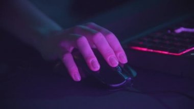 Neon Oyun Kulübü 'nde oyun oynamak. Elinde fare tutan kadın.