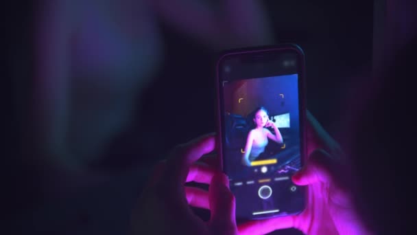 Tomando una foto de la mujer bonita gamer livestreamer en el club de juegos — Vídeo de stock