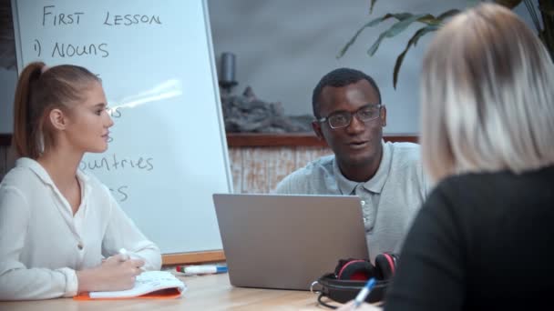 Blanke vrouw en zwarte man met een Engels les - man praten met hun leraar — Stockvideo