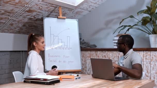 Hombre afroamericano y mujer caucásica en la reunión de negocios - discutiendo el plan — Vídeos de Stock