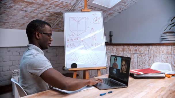 Онлайн урок математики - африканско-американец учитель делает тест со своими учениками на экране — стоковое видео