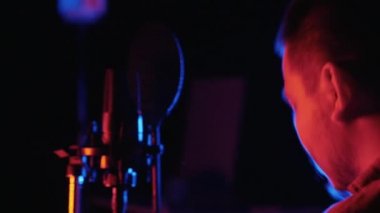 Kayıt stüdyosunda şarkı söyleyen bir adam - neon ışıklı