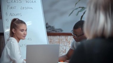 Beyaz kadın ve siyah adam İngilizce dersi alıyor ve öğretmenlerine soruyorlar.