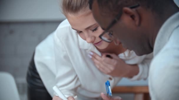 Mujer escribiendo algo en negro cuaderno de mans en Inglés lección — Vídeos de Stock